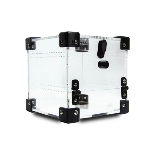 BugBox Nano Front fra siden – rækker af 1 mm ventilationshuller