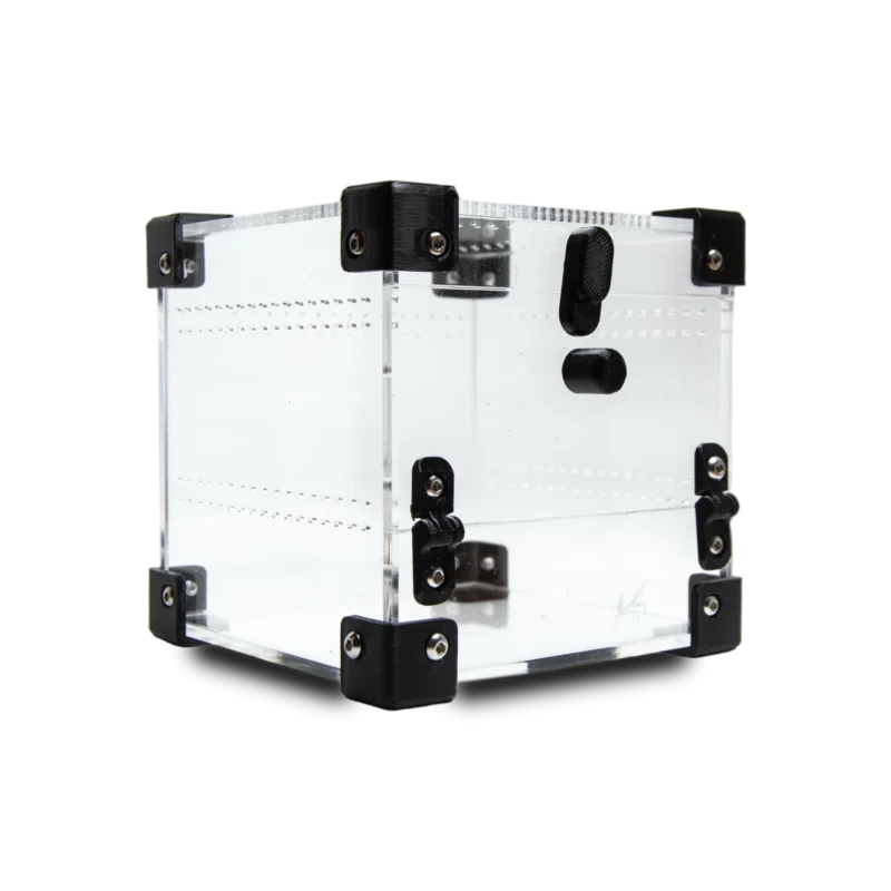 BugBox Nano Front fra siden – rækker af 1 mm ventilationshuller